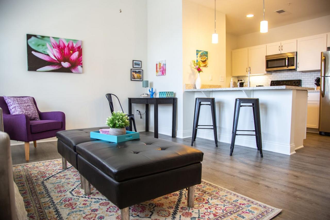 VIBRANT TOP FLOOR 1BR APT W/ DOWNTOWN VIEWS - thumb 19