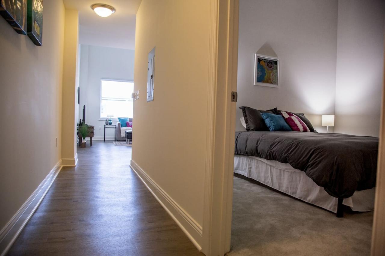 VIBRANT TOP FLOOR 1BR APT W/ DOWNTOWN VIEWS - thumb 16