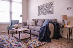 MILE SQUARE 2BR APT NEAR DINING & NIGHTLIFE