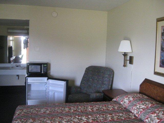 Red Carpet Inn (formerly Royal Inn) - thumb 12