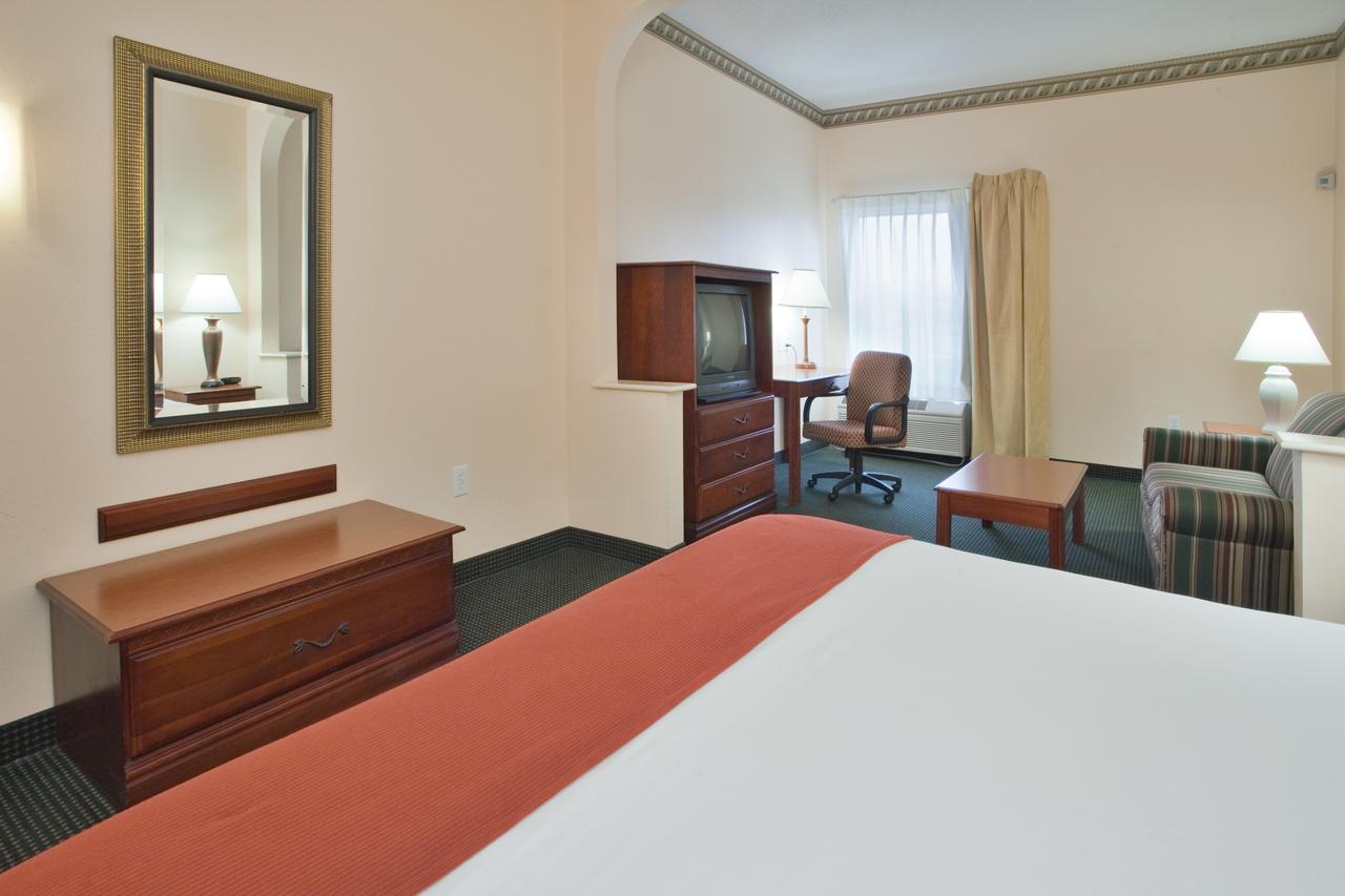 Holiday Inn Express Plymouth - thumb 10