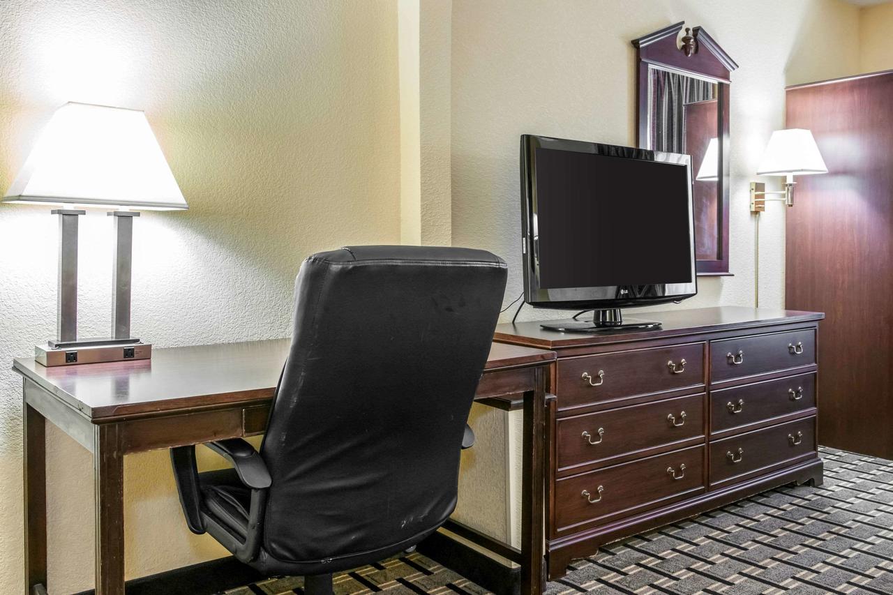 Clarion Inn & Suites Northwest - thumb 40