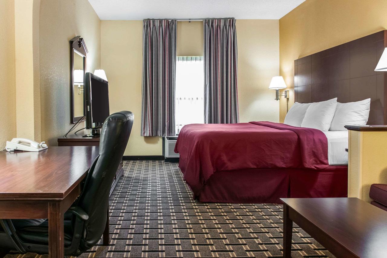 Clarion Inn & Suites Northwest - thumb 23