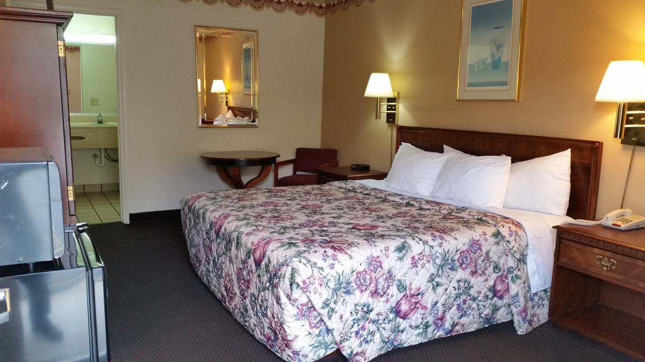 Deluxe Inn (formerly Days Inn) - thumb 1