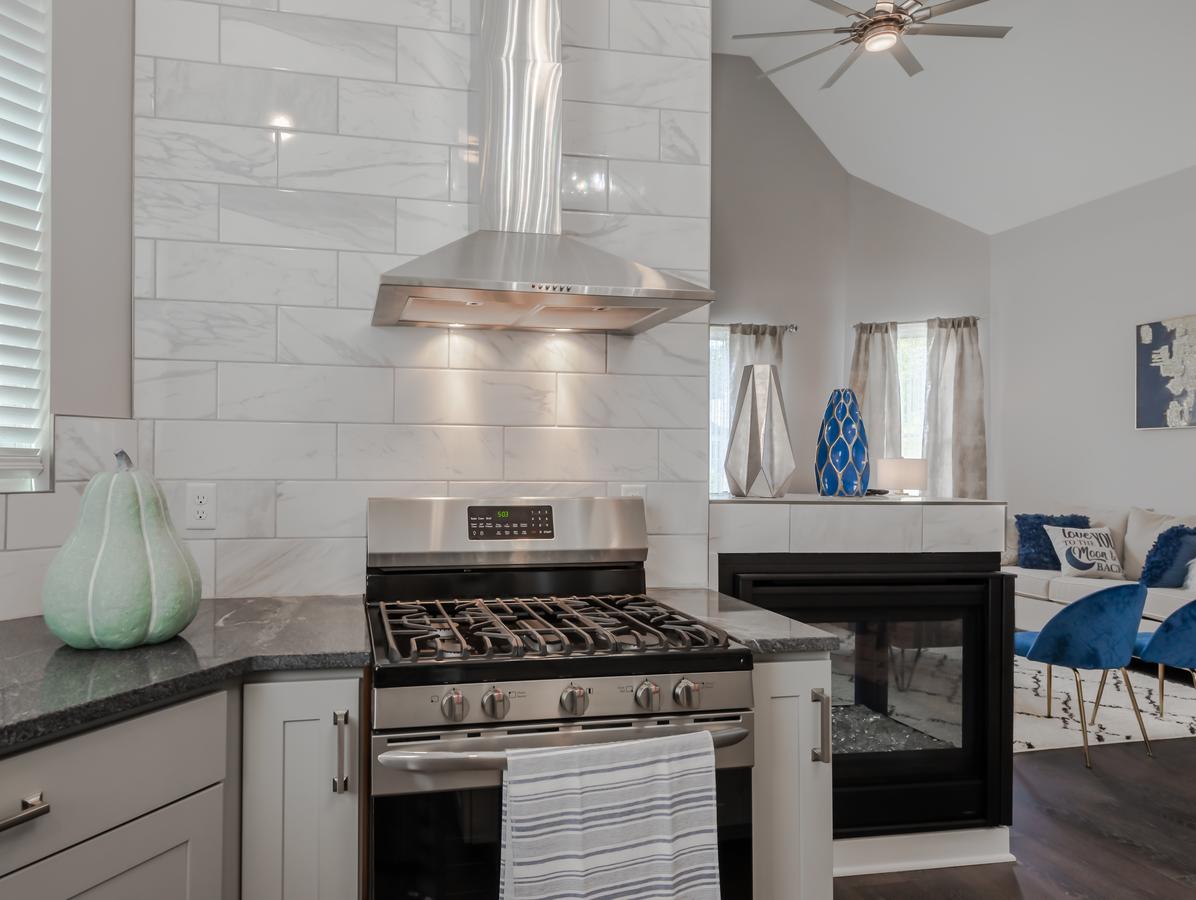 Amazing Indy House Sleeps 15 4 Bd 2.5 Ba - thumb 4