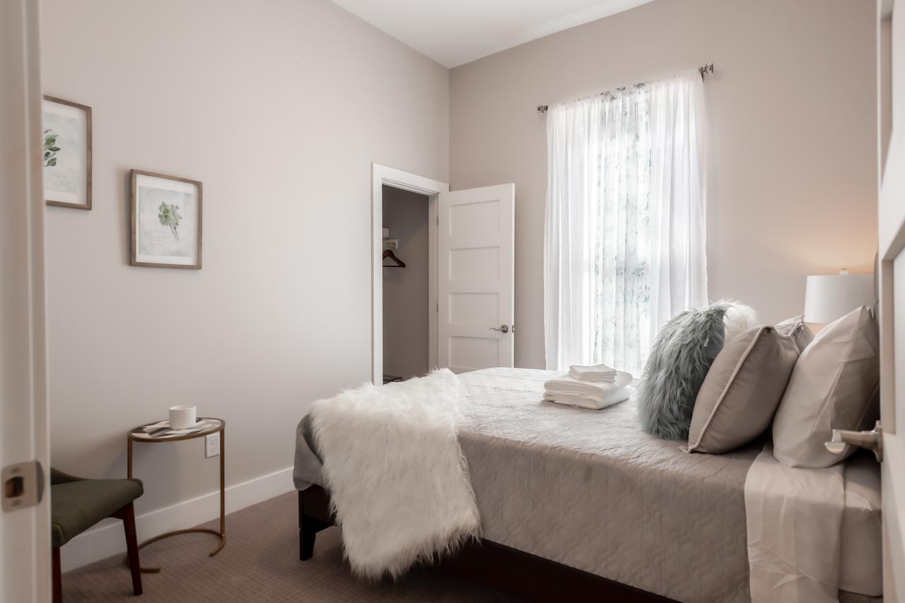 Amazing Indy House Sleeps 15 4 Bd 2.5 Ba - thumb 8