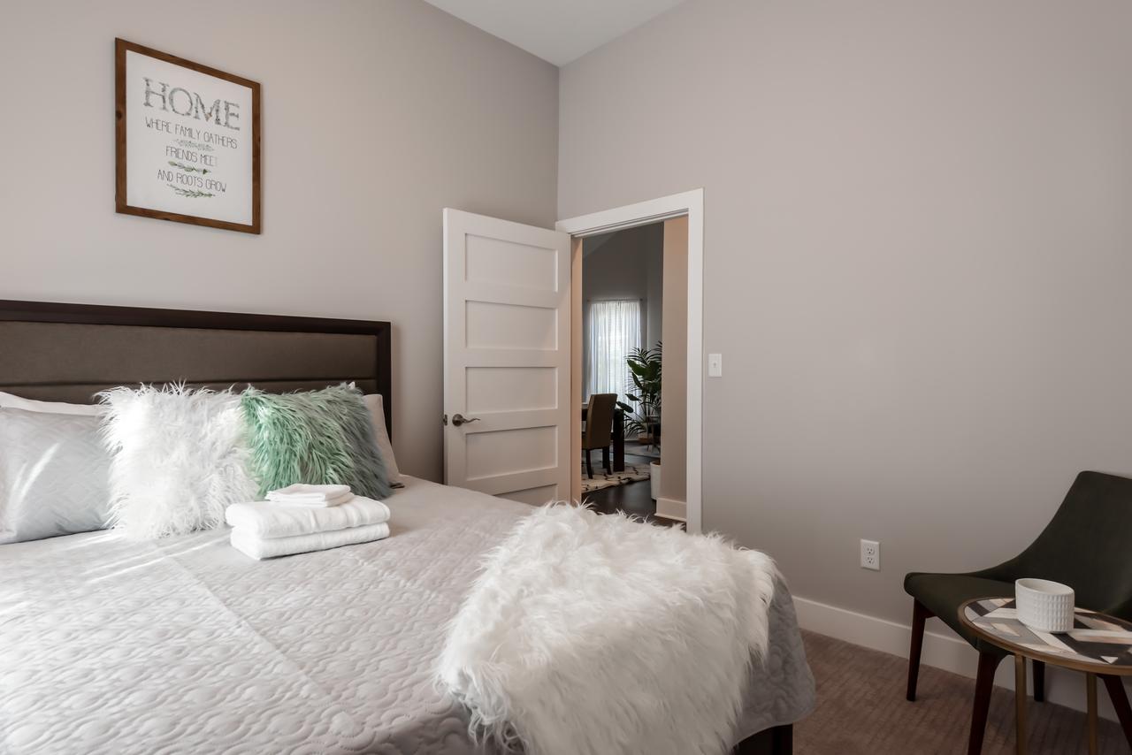 Amazing Indy House Sleeps 15 4 Bd 2.5 Ba - thumb 18