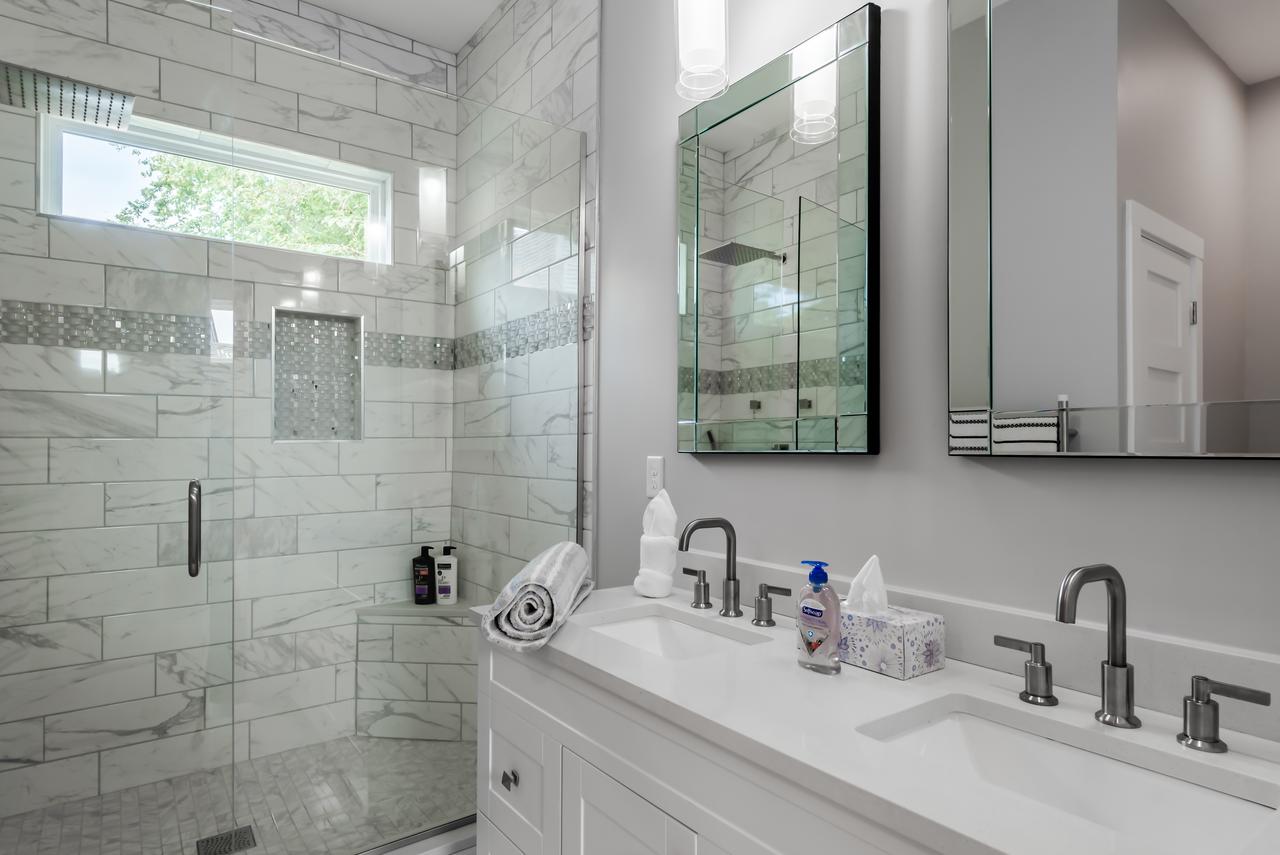 Amazing Indy House Sleeps 15 4 Bd 2.5 Ba - thumb 6