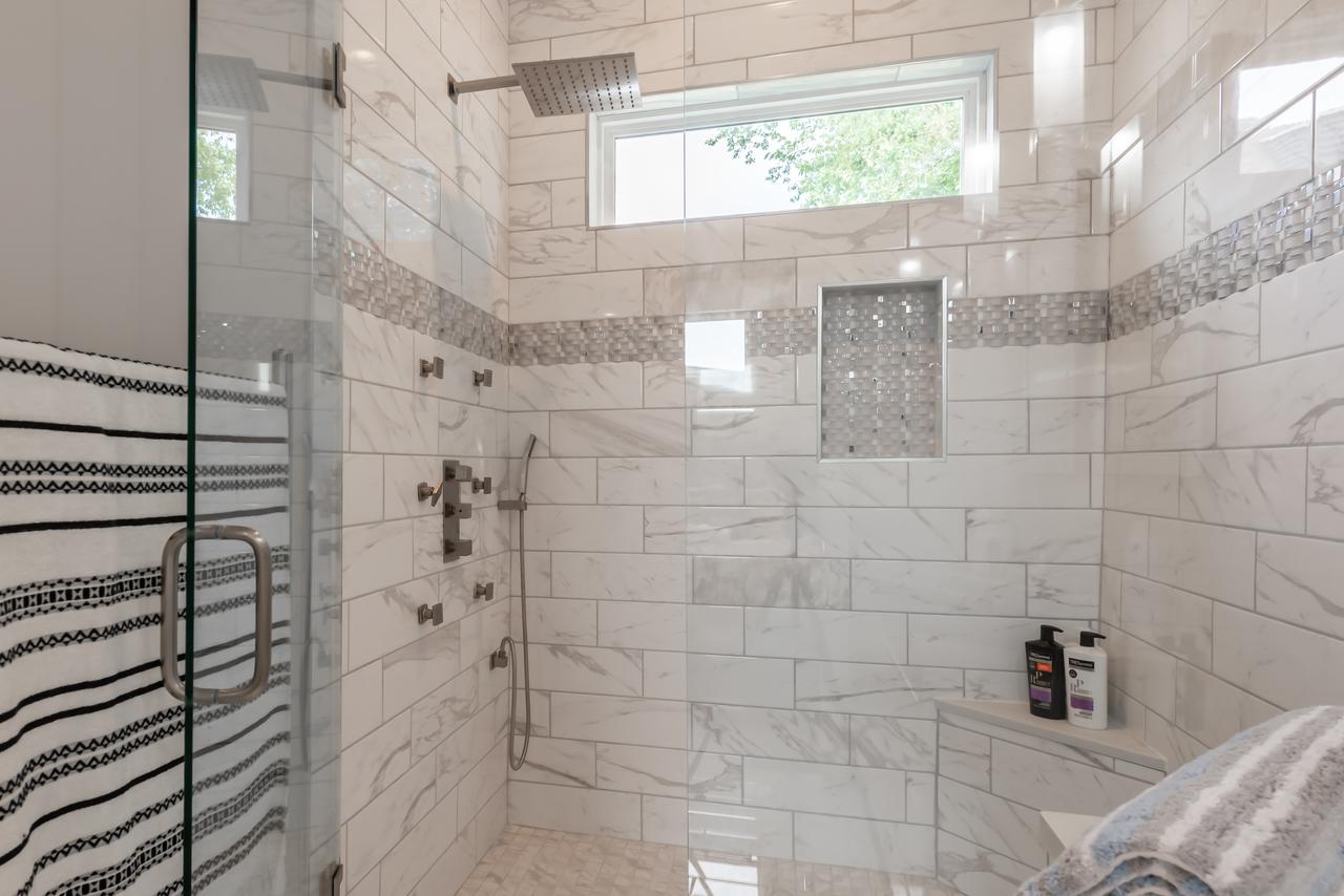 Amazing Indy House Sleeps 15 4 Bd 2.5 Ba - thumb 9
