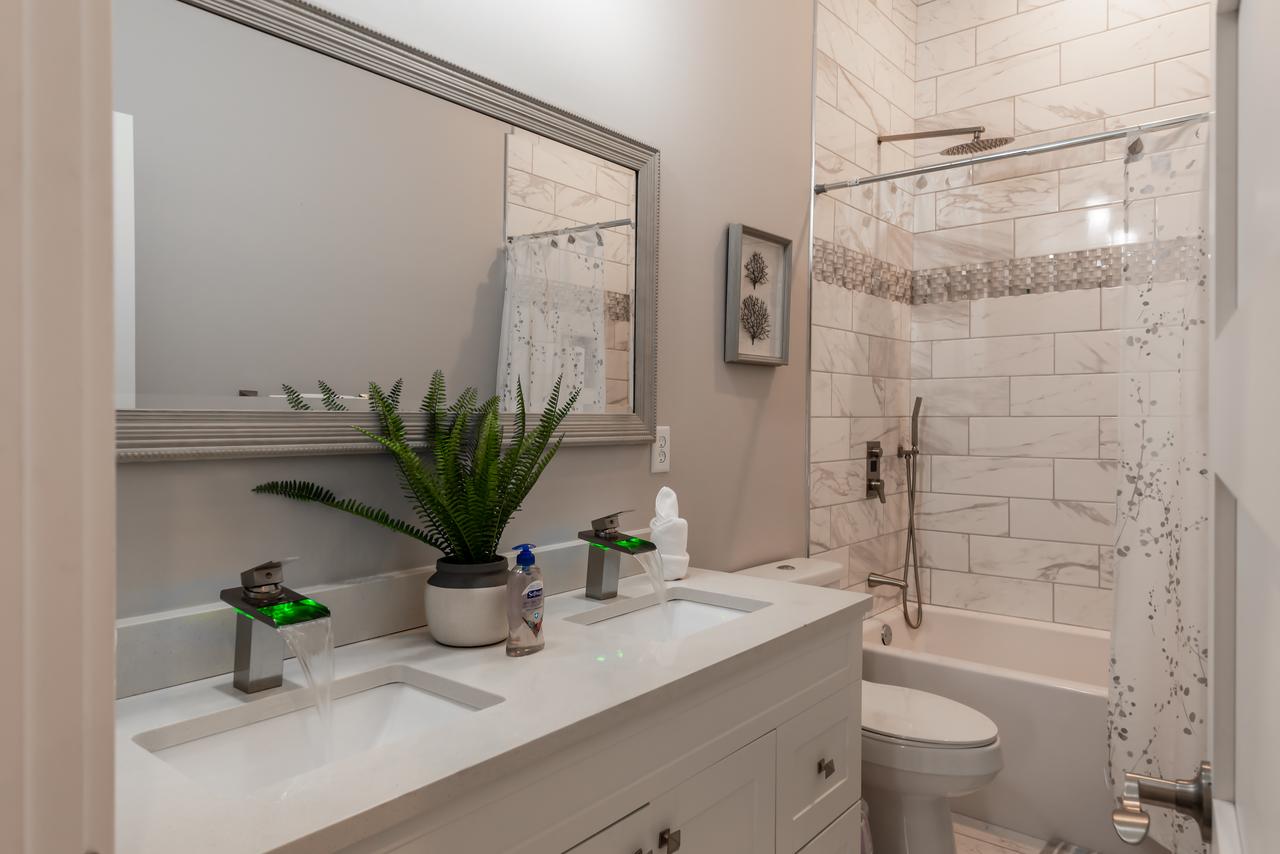 Amazing Indy House Sleeps 15 4 Bd 2.5 Ba - thumb 34