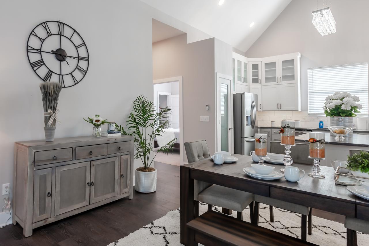 Amazing Indy House Sleeps 15 4 Bd 2.5 Ba - thumb 12