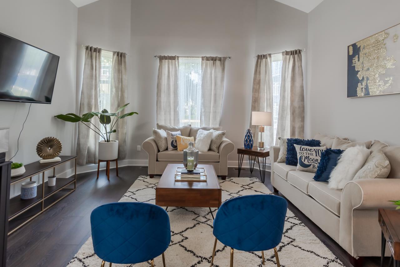 Amazing Indy House Sleeps 15 4 Bd 2.5 Ba - thumb 0