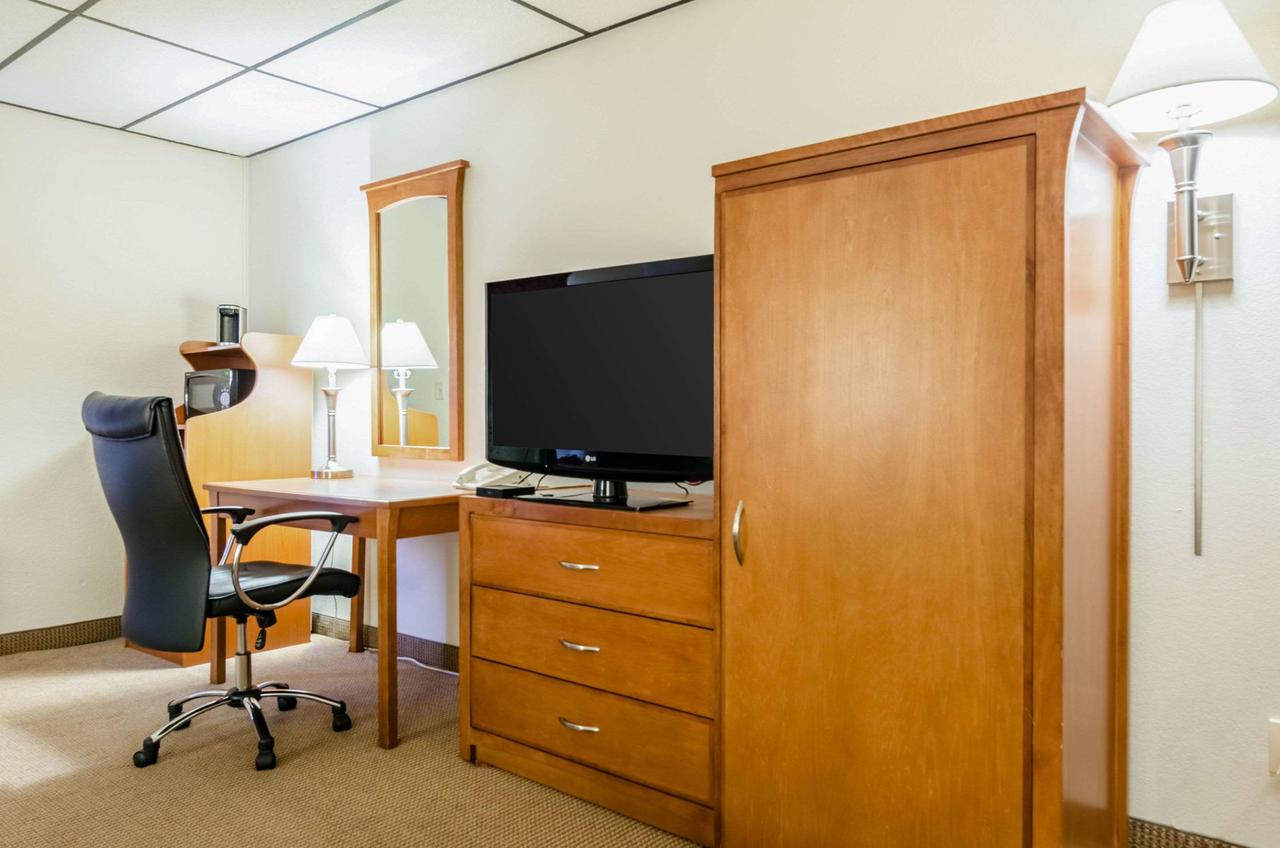 Quality Inn & Suites Salina - thumb 42