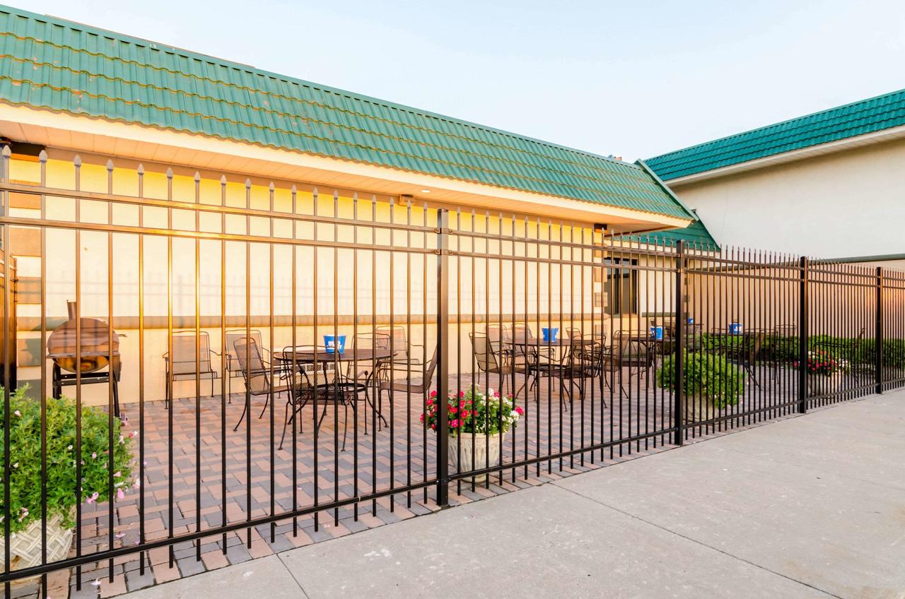 Quality Inn & Suites Salina - thumb 23