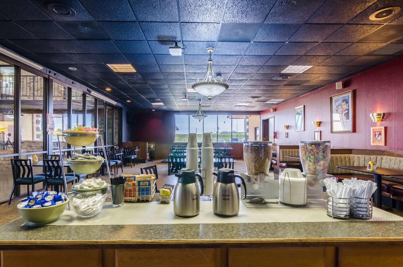 Quality Inn & Suites Salina - thumb 36