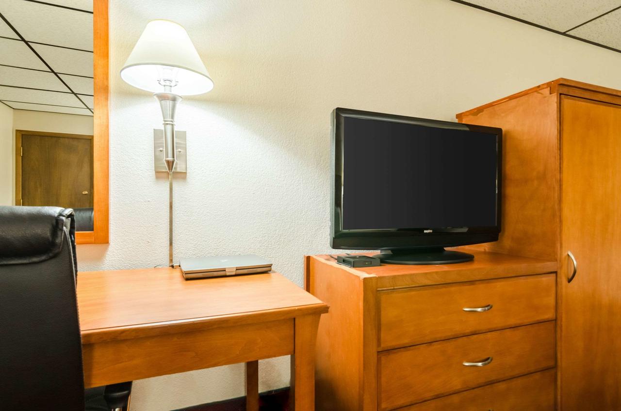 Quality Inn & Suites Salina - thumb 44