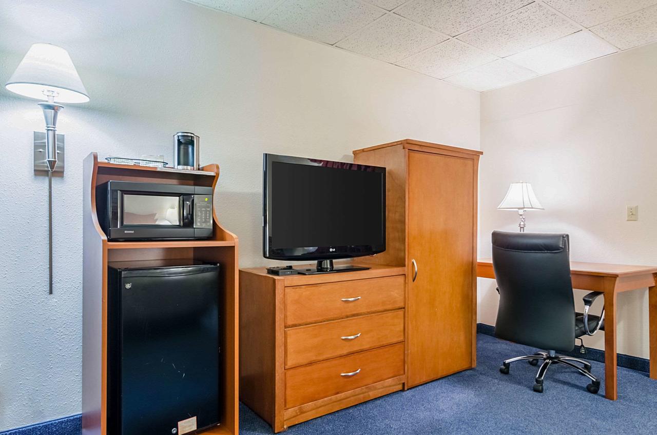 Quality Inn & Suites Salina - thumb 33