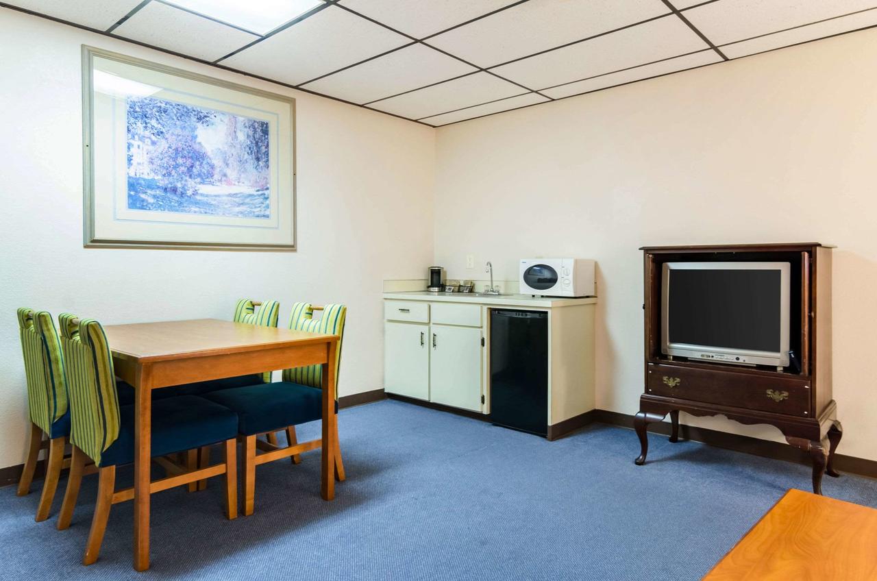 Quality Inn & Suites Salina - thumb 18