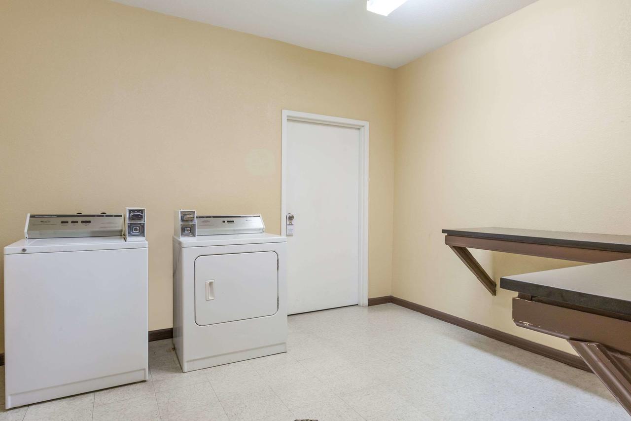 Days Inn By Wyndham Near Kansas Speedway - thumb 1