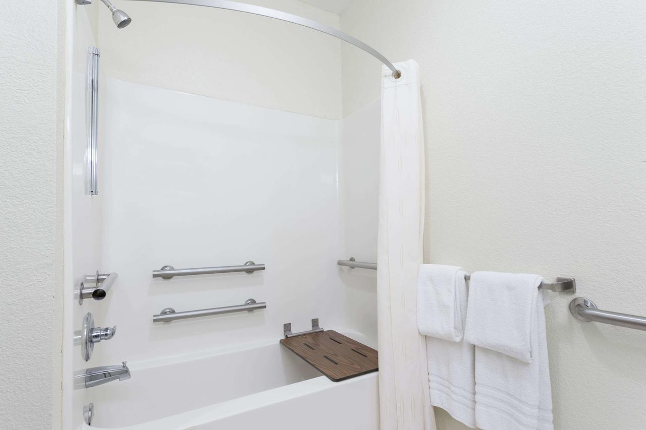 Days Inn By Wyndham Near Kansas Speedway - thumb 4