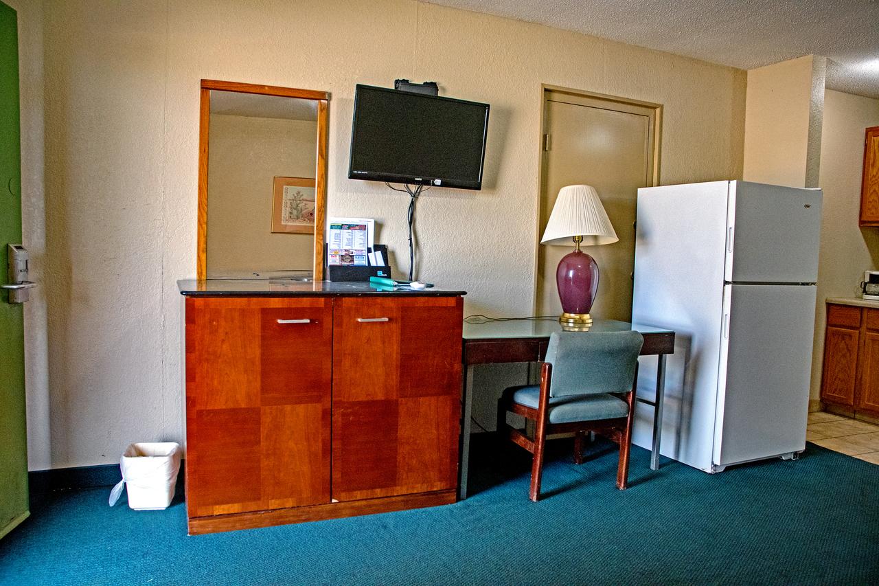 America's Best Inn And Suites Emporia - thumb 5