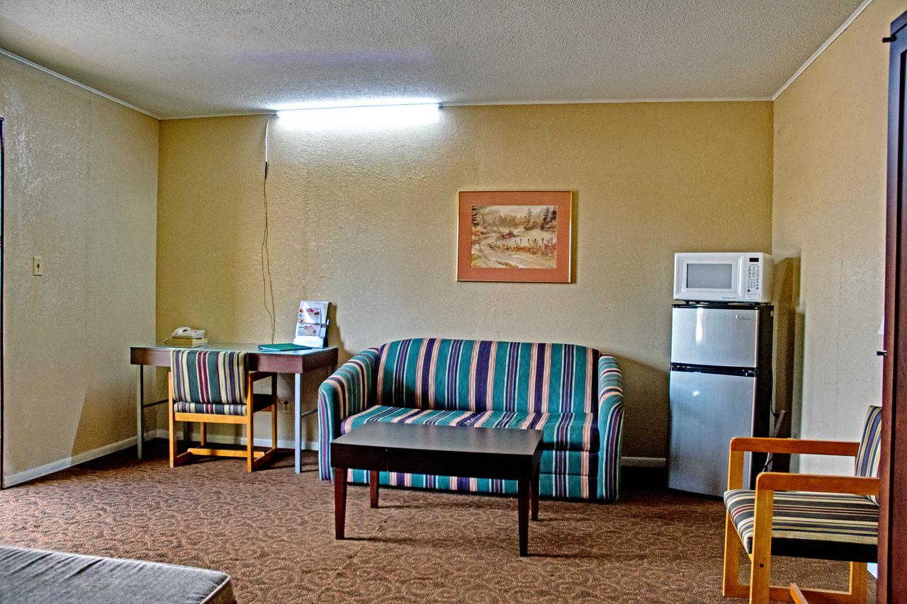America's Best Inn And Suites Emporia - thumb 7
