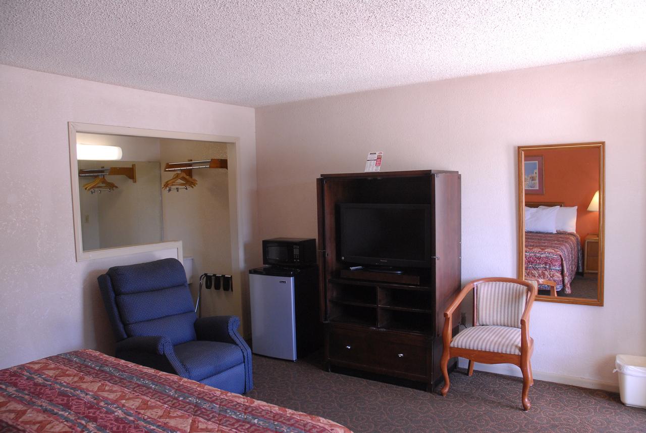 America's Best Inn And Suites Emporia - thumb 22