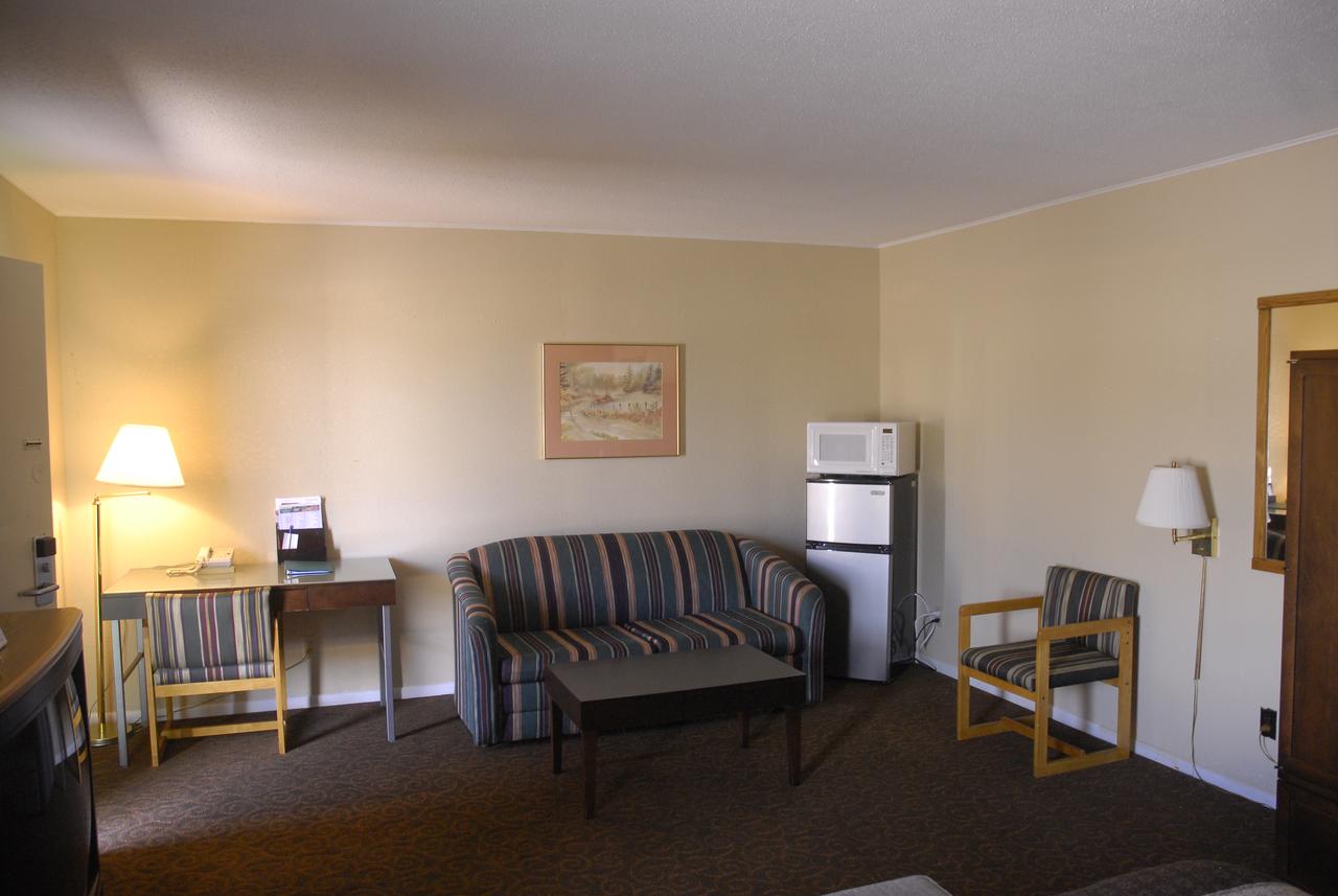 America's Best Inn And Suites Emporia - thumb 20