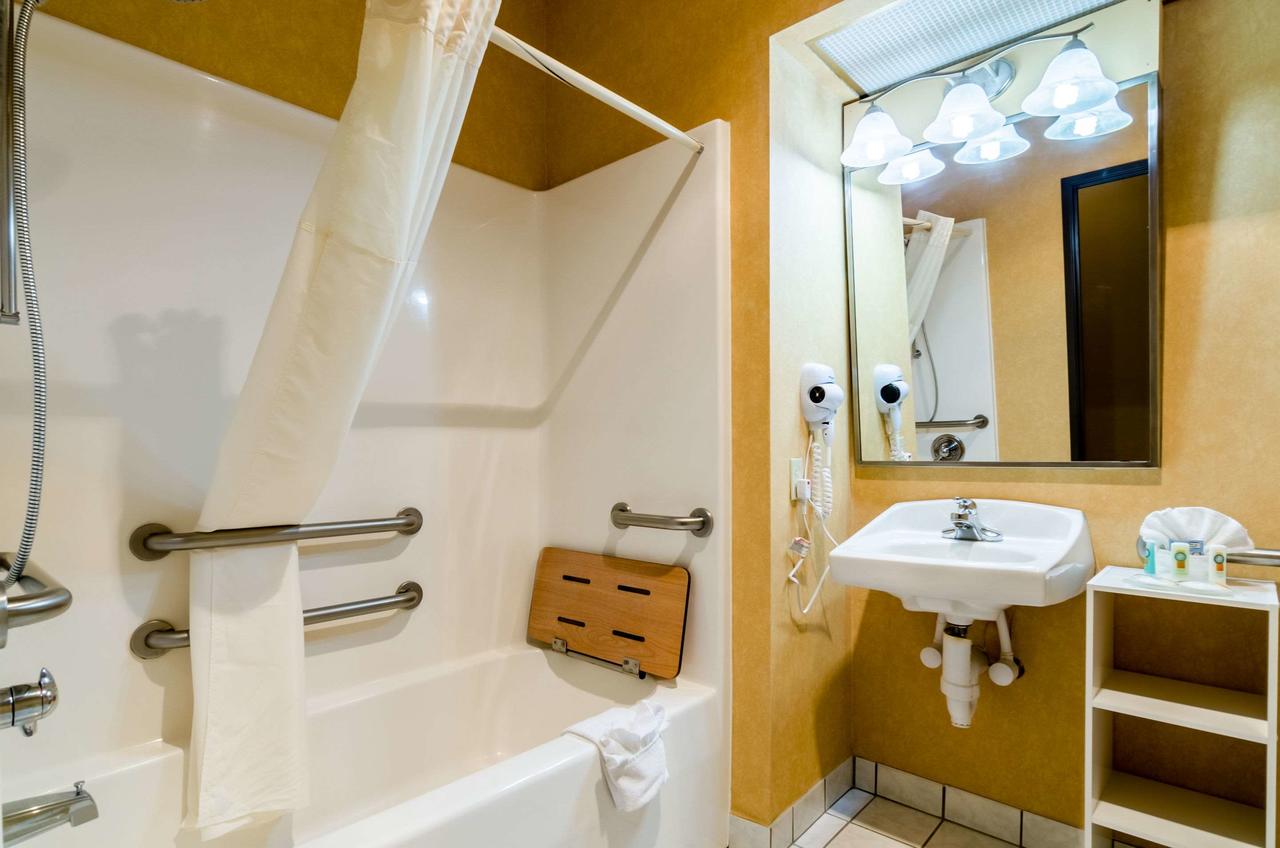 Quality Inn & Suites Manhattan - thumb 8