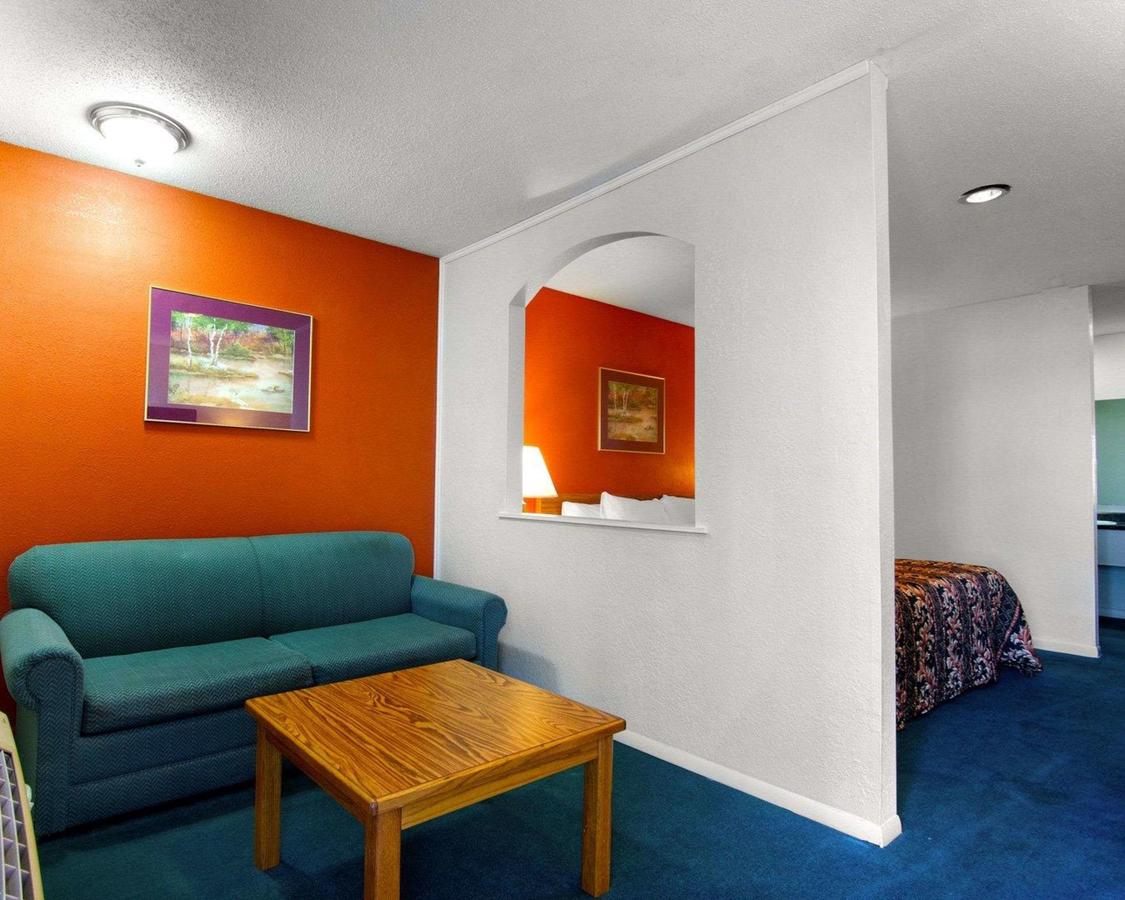 Rodeway Inn & Suites Emporia - thumb 10
