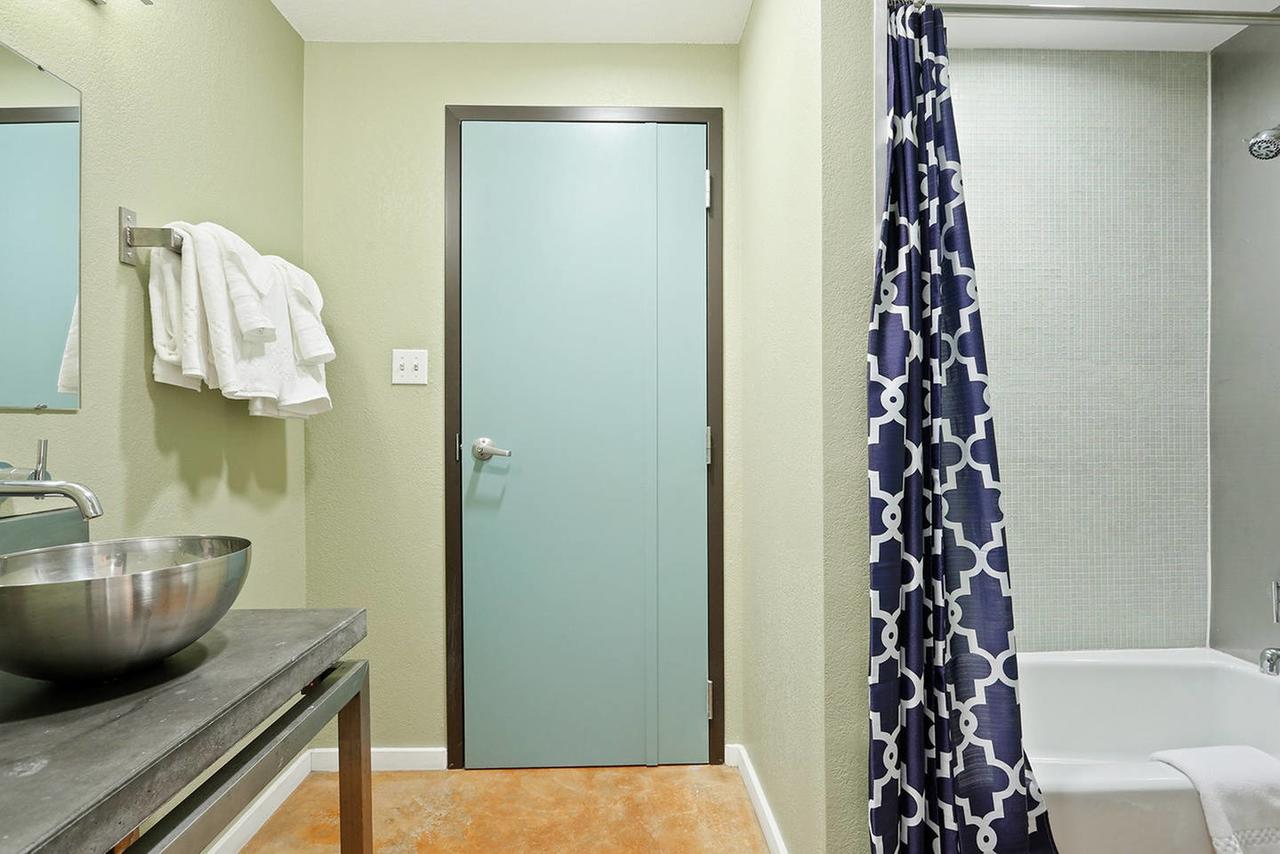 Three-Bedroom, Two-Bath Industrial Apt In NOLA C.B.D. - thumb 16