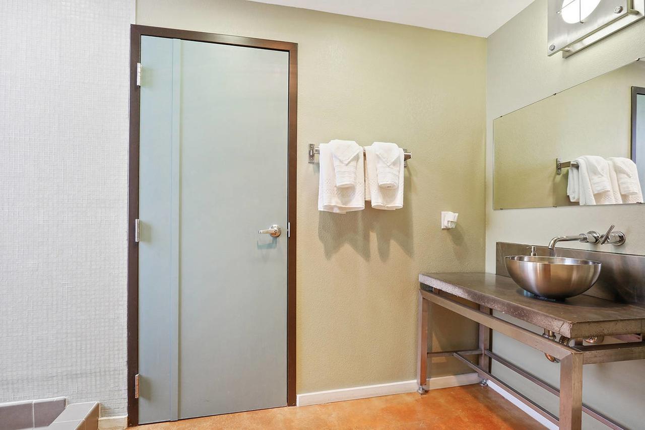 Three-Bedroom, Two-Bath Industrial Apt In NOLA C.B.D. - thumb 7