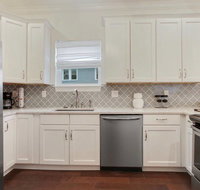 Uptown Centrically Located Three Bed Rooms House - Accommodation Indiana