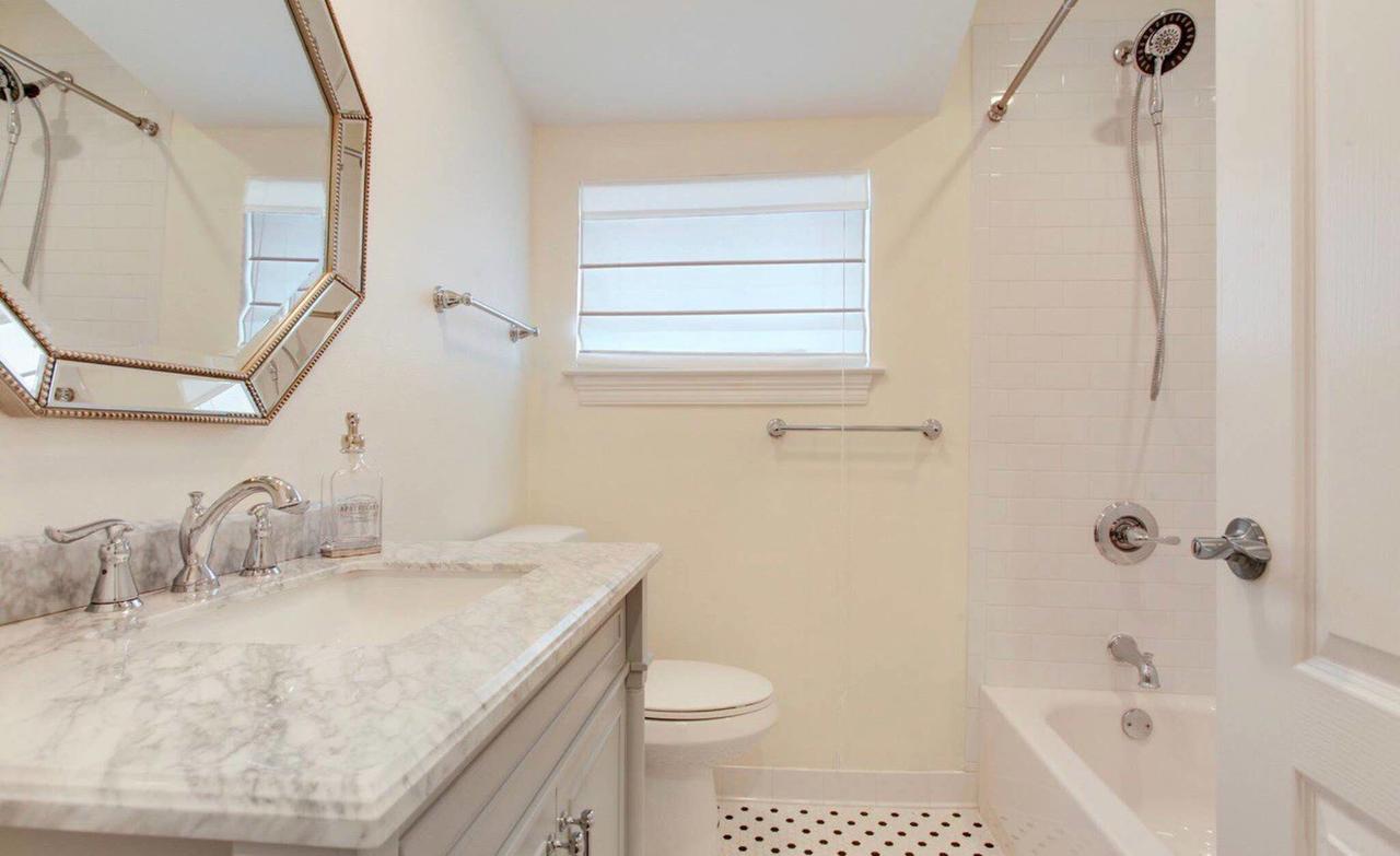 Uptown Centrically Located Three Bed Rooms House - thumb 8