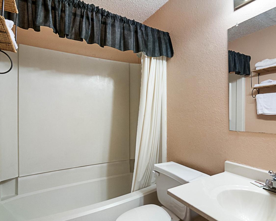 American Inn Benton Harbor - thumb 5