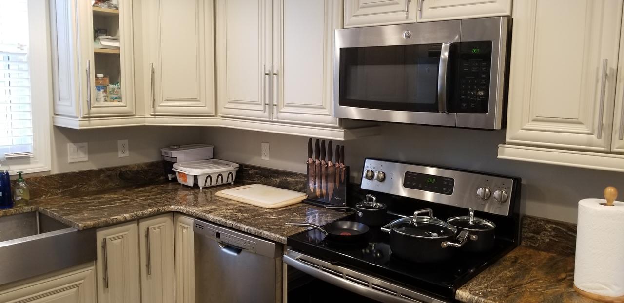 Gorgeous Accommodations Steps From The BIG HOUSE!! - thumb 15