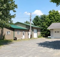 Becker's Private Studio 2 Queen Beds 1 Futon with a Great Back Yard - Accommodation Indiana