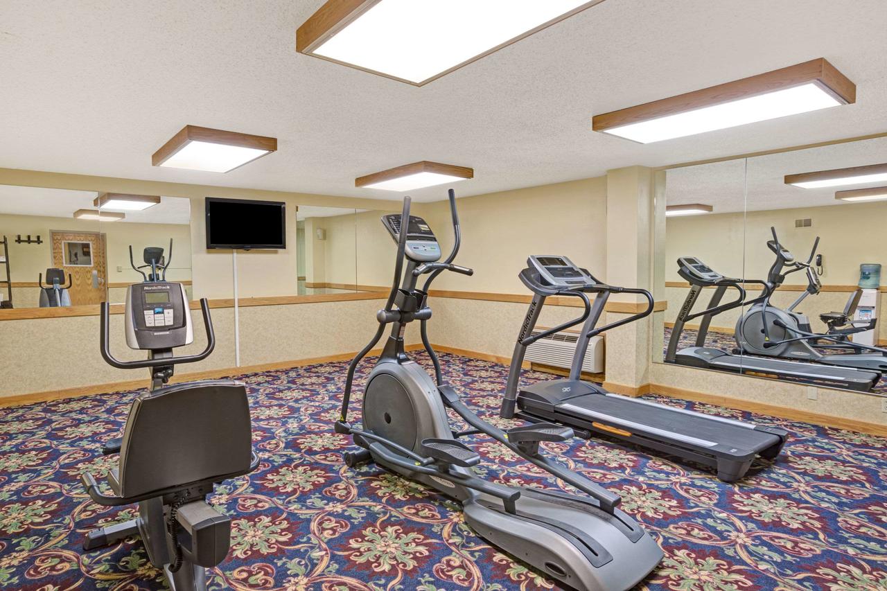 Ramada By Wyndham Bismarck - thumb 11