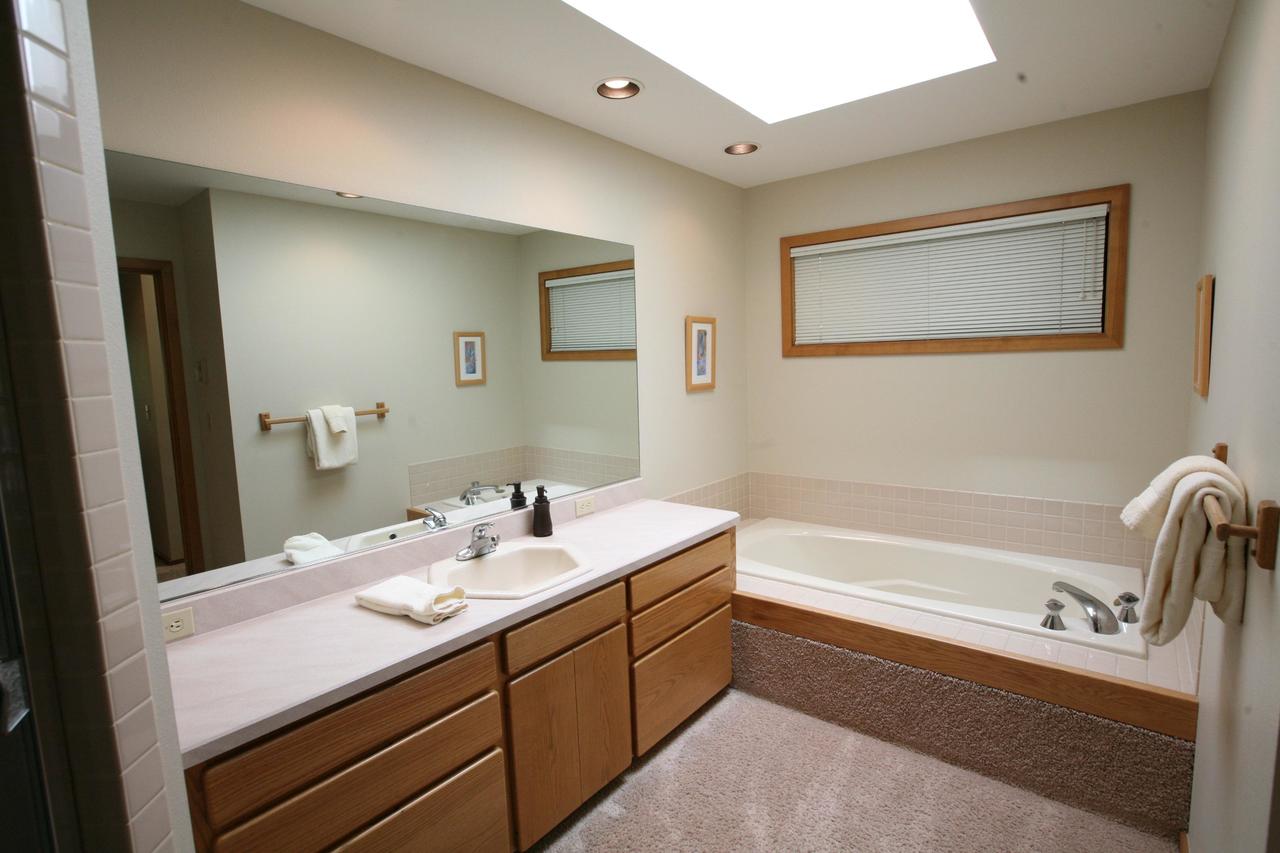 10 Tan Oak-AC-Hot Tub-3BR/3BA - thumb 15