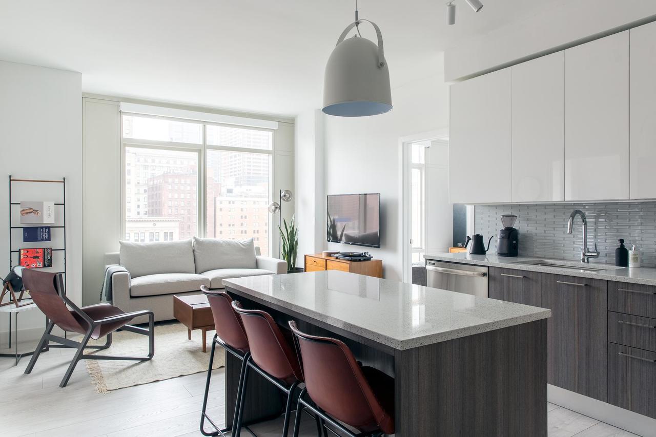 Modern 2BR + Gym In City Center - thumb 3