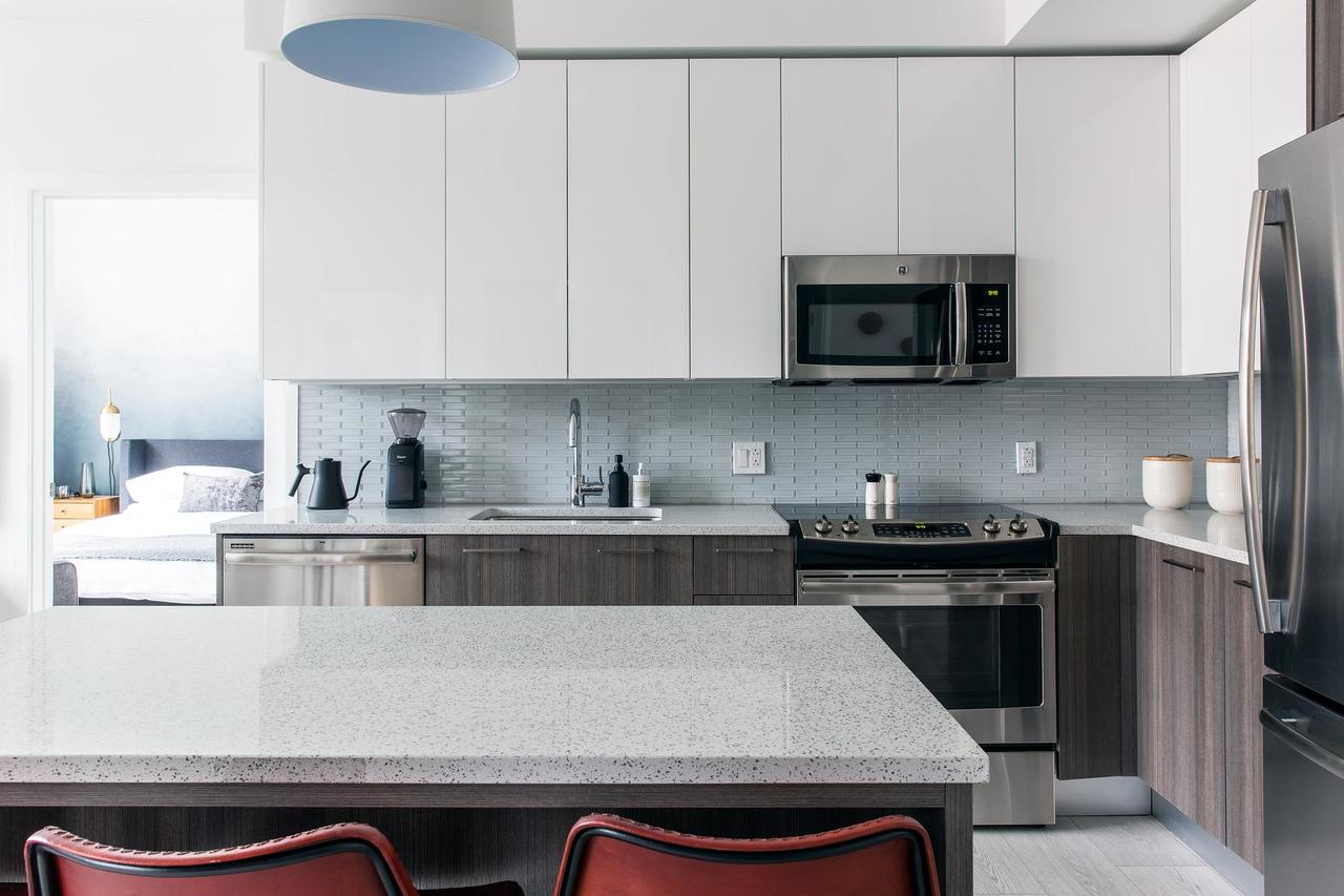 Modern 2BR + Gym In City Center - thumb 4