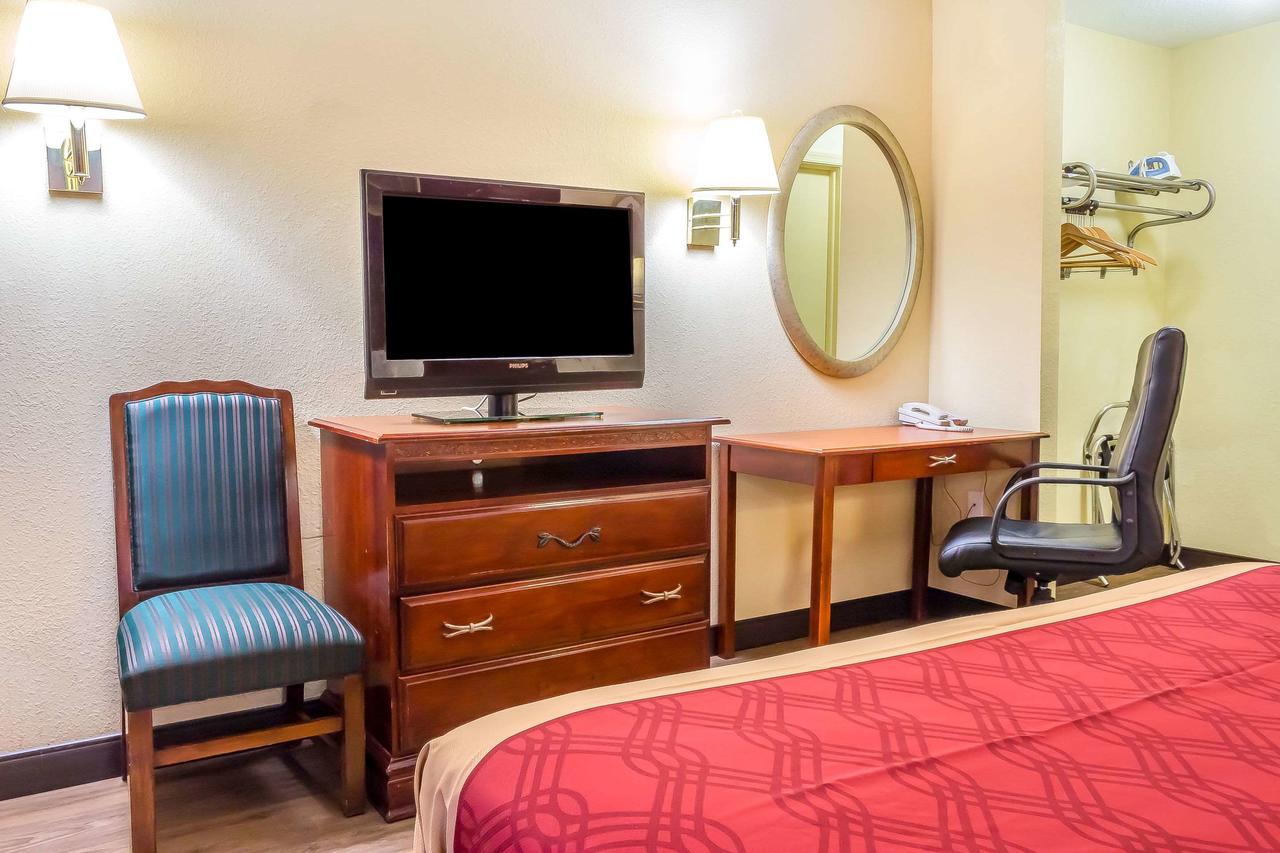 Econo Lodge Philadelphia Airport - thumb 23