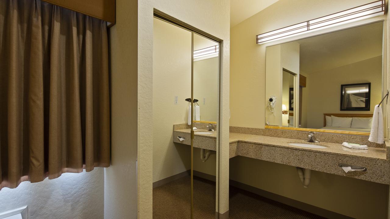 Best Western Golden Spike Inn & Suites - thumb 23