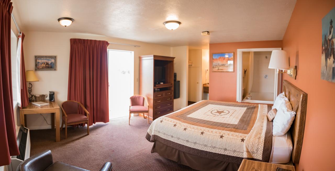 Broken Spur Inn & Steakhouse - thumb 10