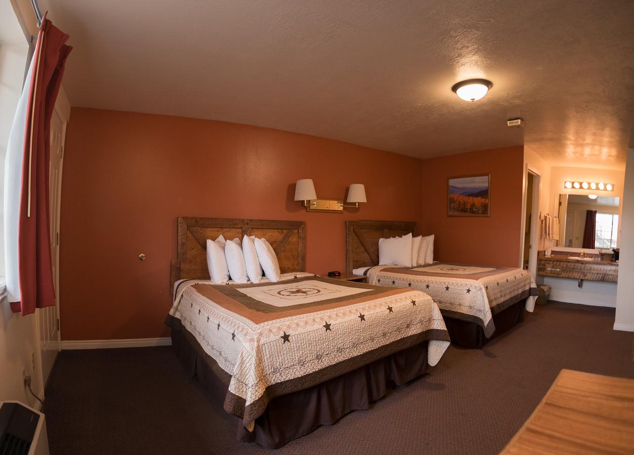 Broken Spur Inn & Steakhouse - thumb 14