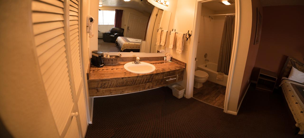 Broken Spur Inn & Steakhouse - thumb 15