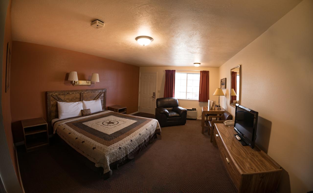 Broken Spur Inn & Steakhouse - thumb 16