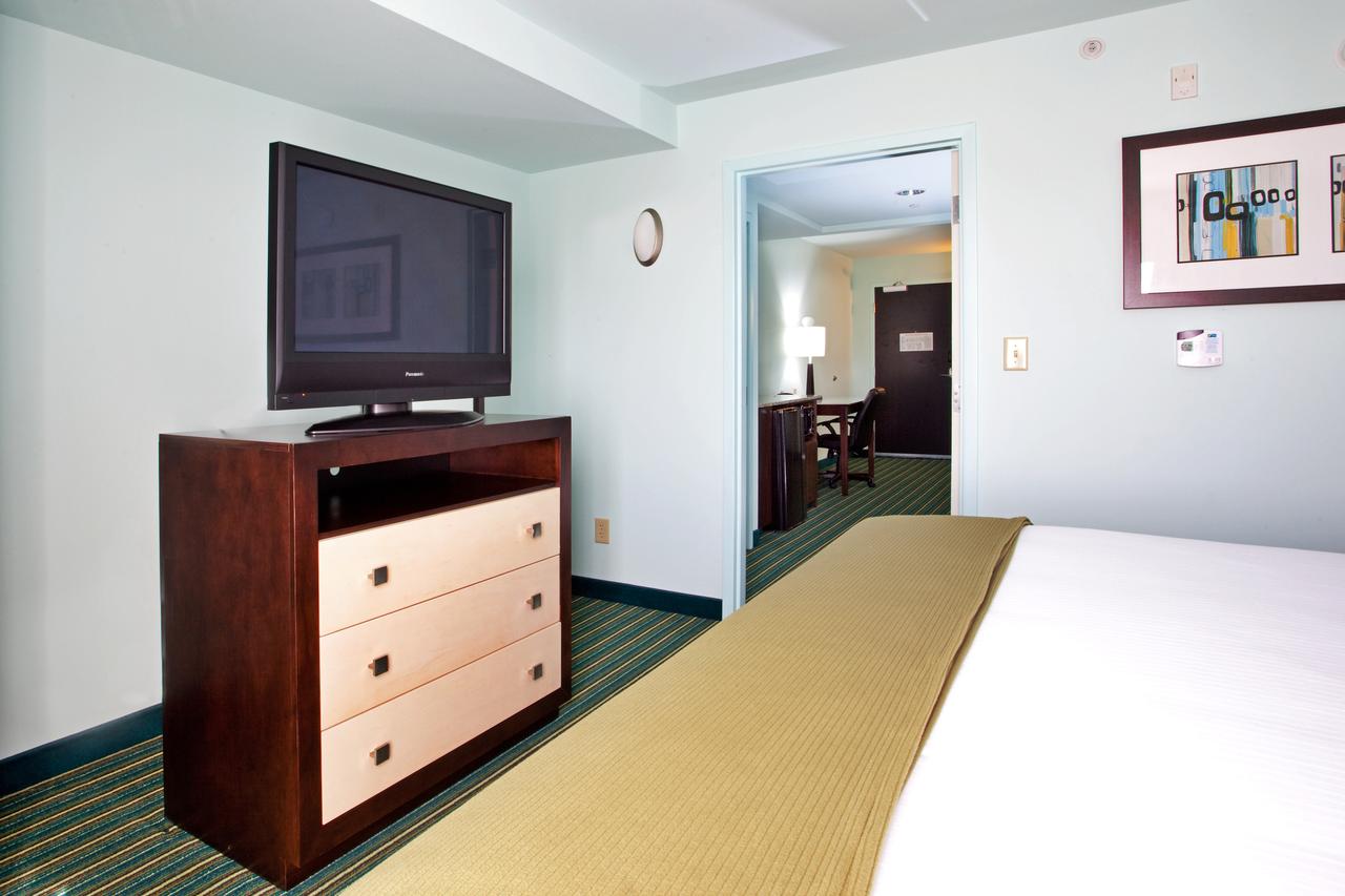 Holiday Inn Express Hotel & Suites Norfolk Airport - thumb 4