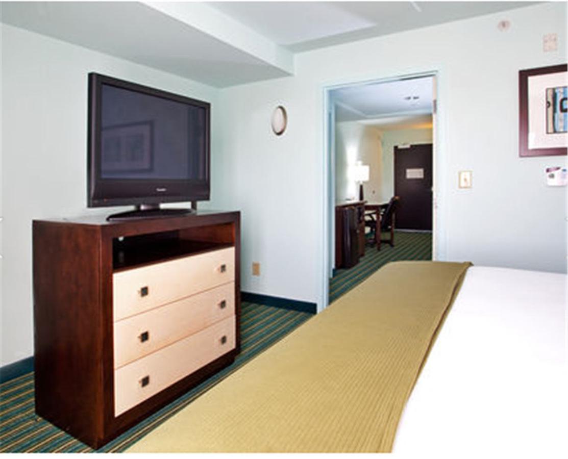 Holiday Inn Express Hotel & Suites Norfolk Airport - thumb 24