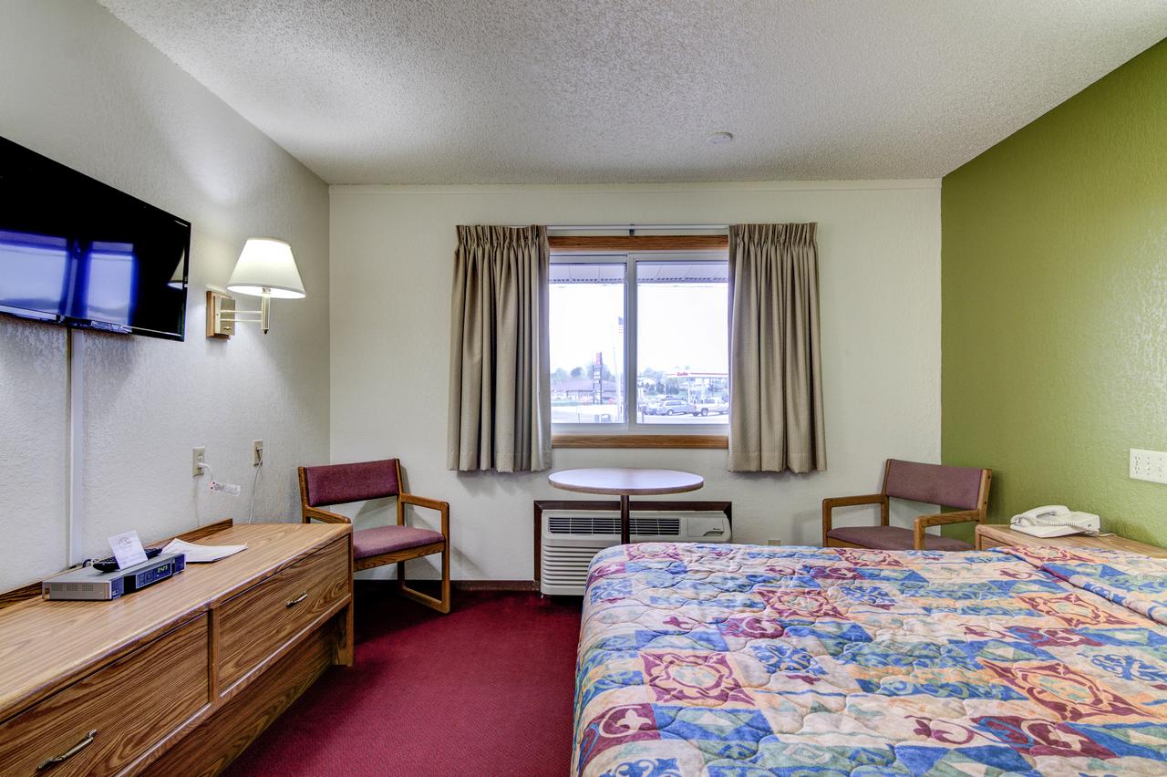 Bloomer Inn & Suites - thumb 7